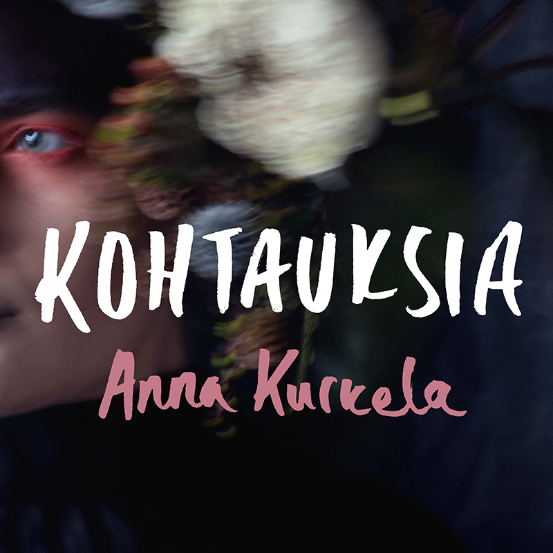 kohtauksia_covers_aanikirja_uusi3_800x800 Kohtauksia-äänikirjan kansikuva, jossa epäselvät naisen kasvot ja liike-epäterävä kukka.